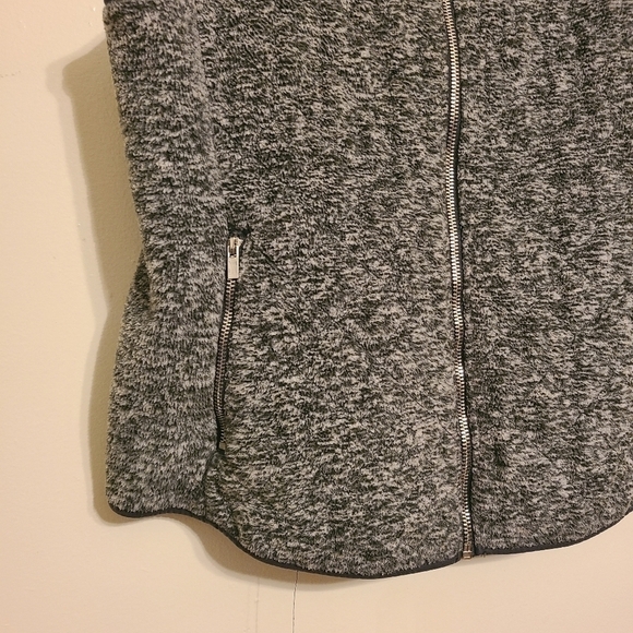 Abercrombie & Fitch | Women's Gray Full Zip-Up Quilted Fleece Vest (Size Large) - Picture 11 of 13
